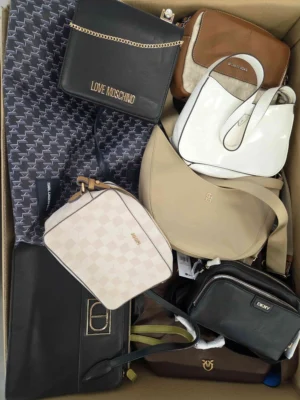 The picture shows a package with accessories in the category HC.