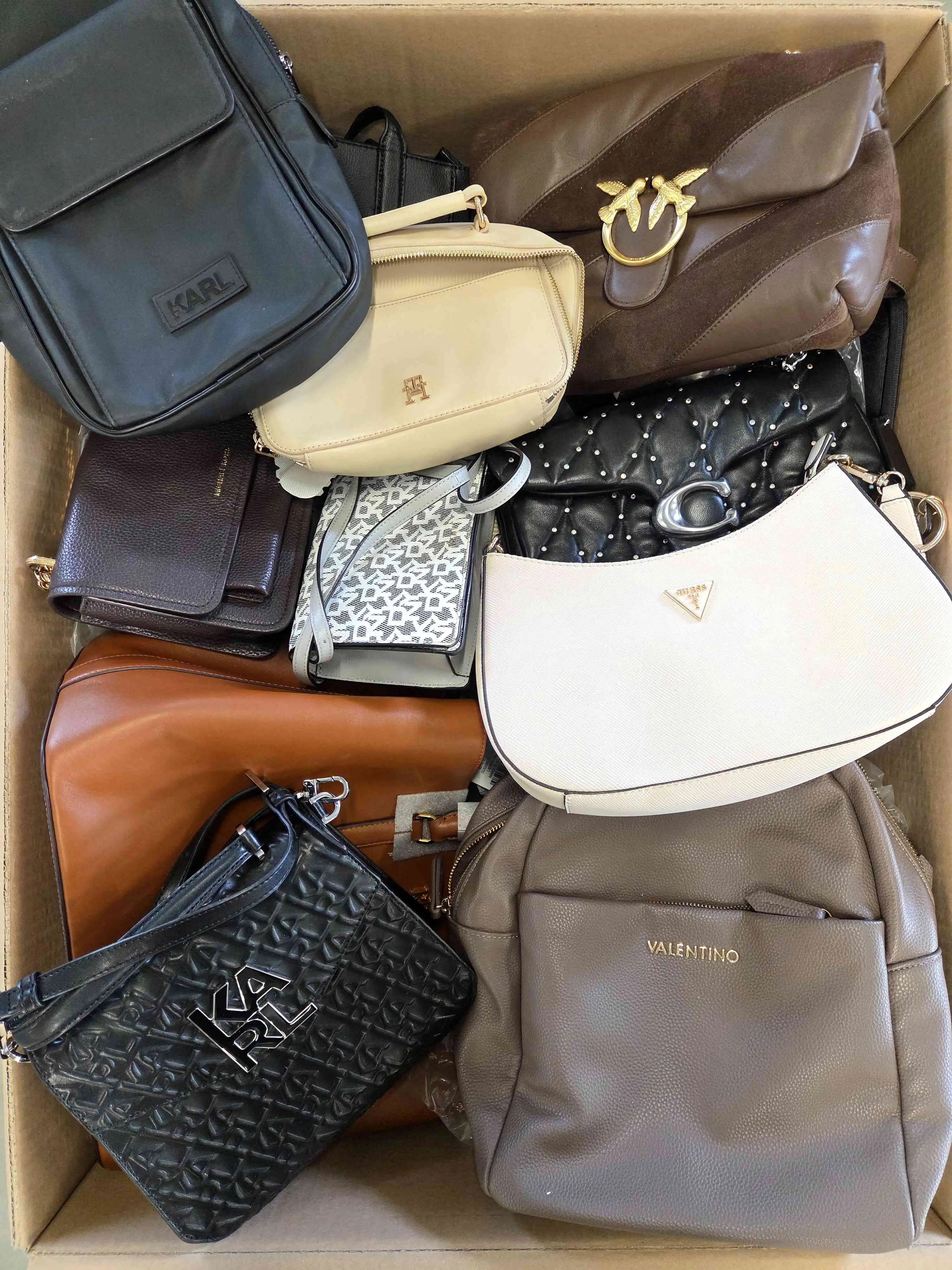 HC1620 3 The picture shows a package with accessories in the category HC.