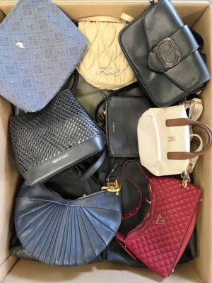 The picture shows a package with accessories in the category HC.
