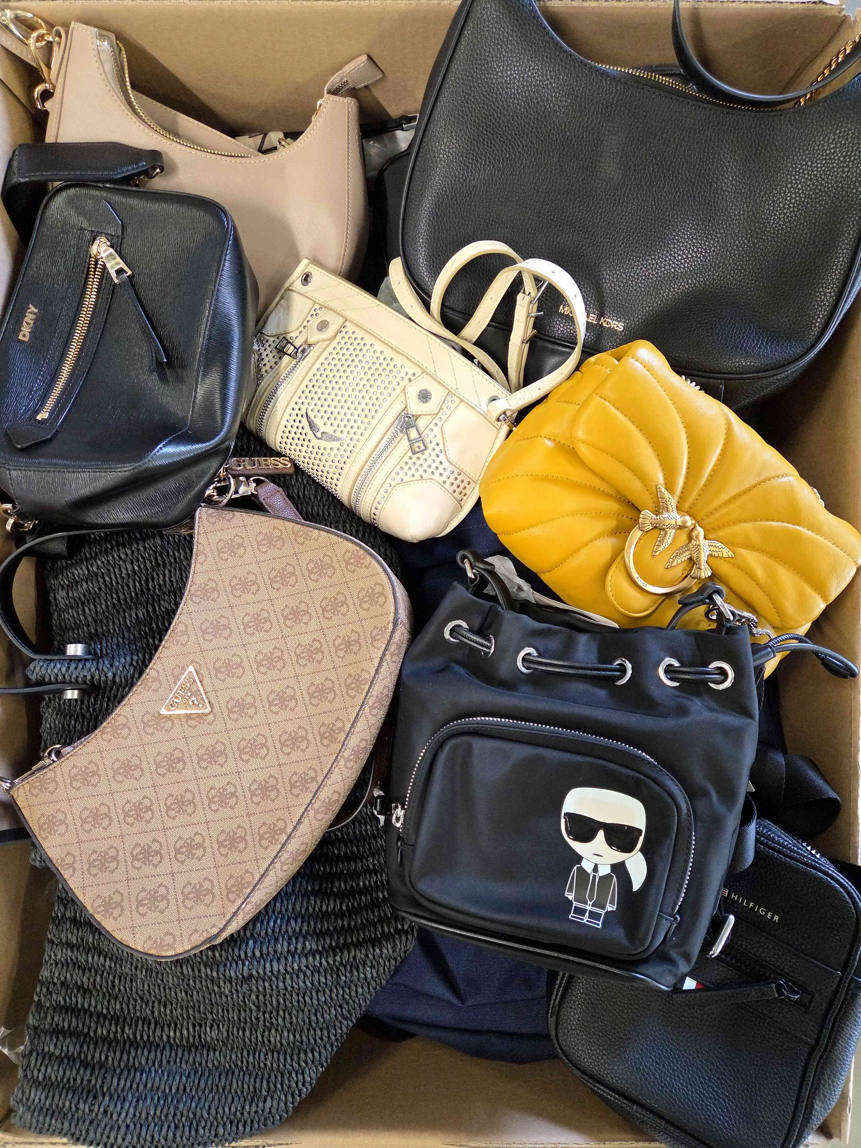 HC1622 3 The picture shows a package with accessories in the category HC.