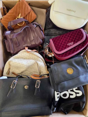 The picture shows a package with accessories in the category HC.