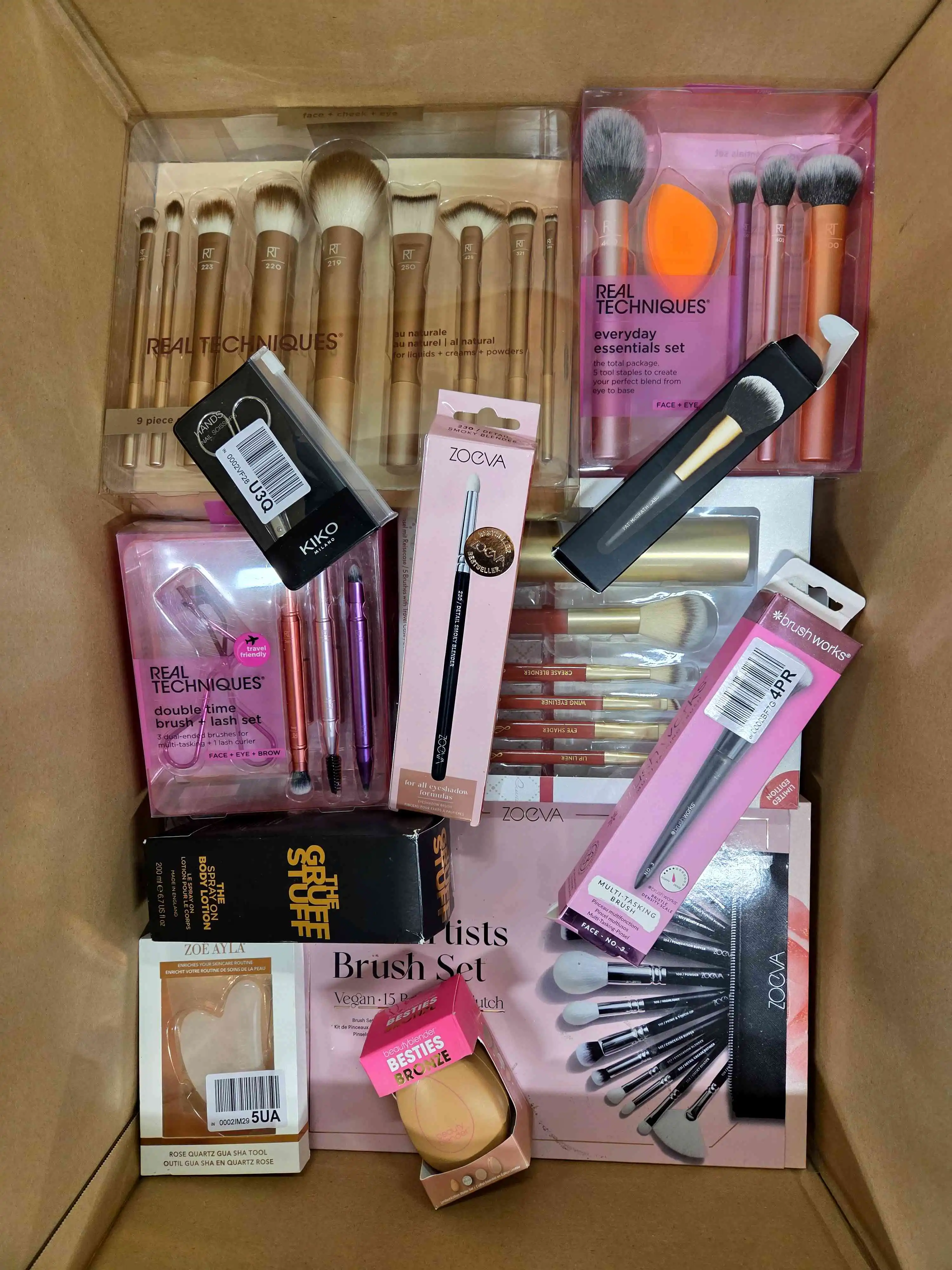 BC162 3 The picture shows a package with accessories in the category BC.