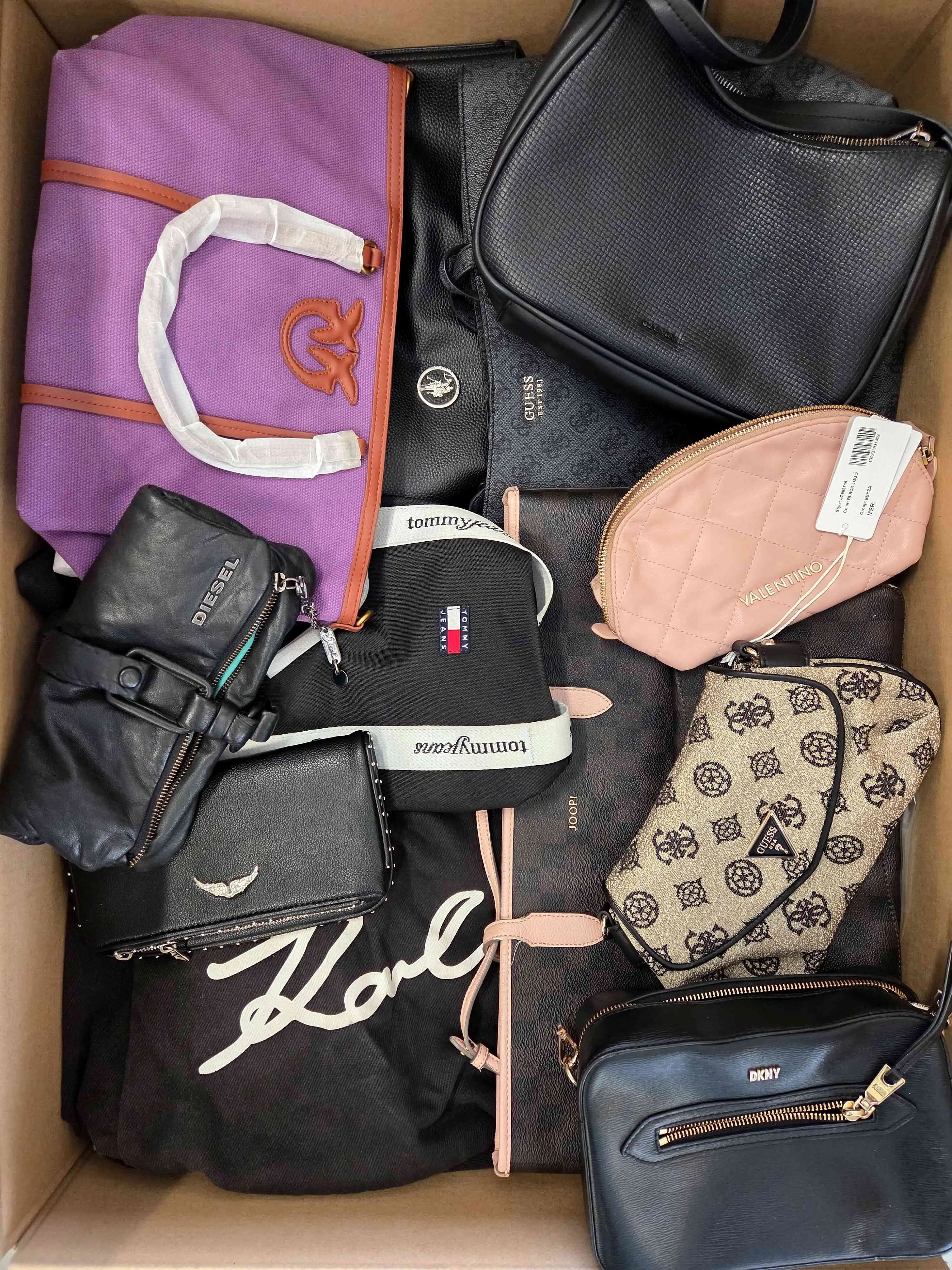 HC1634 3 The picture shows a package with accessories in the category HC.