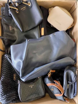 The picture shows a package with accessories in the category HC.