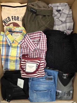 The photo shows a package with clothing in the category U.