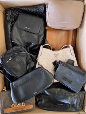 The picture shows a package with accessories in the category HC.