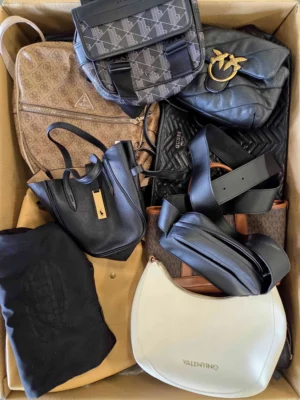 The picture shows a package with accessories in the category HC.