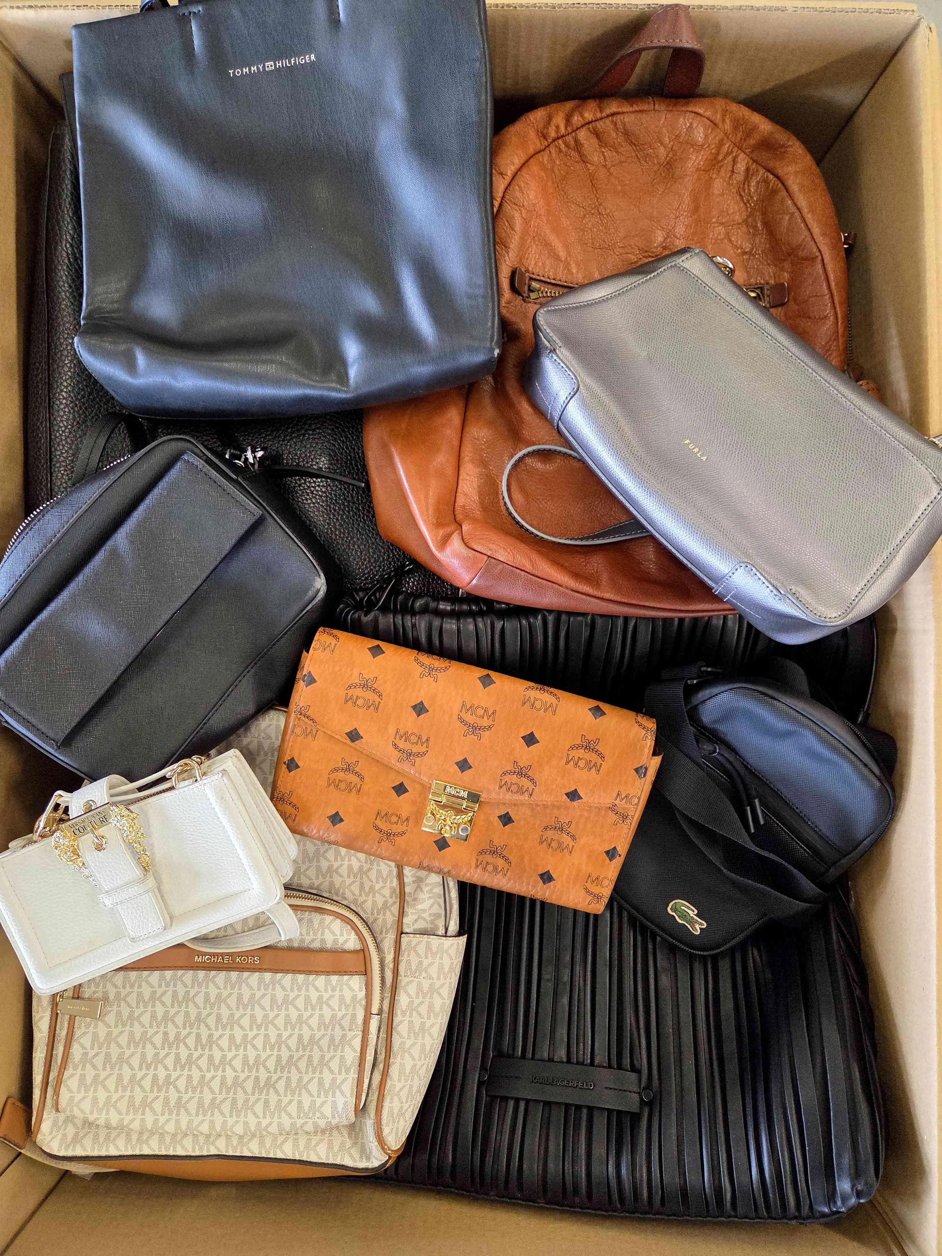 HC1646 3 The picture shows a package with accessories in the category HC.
