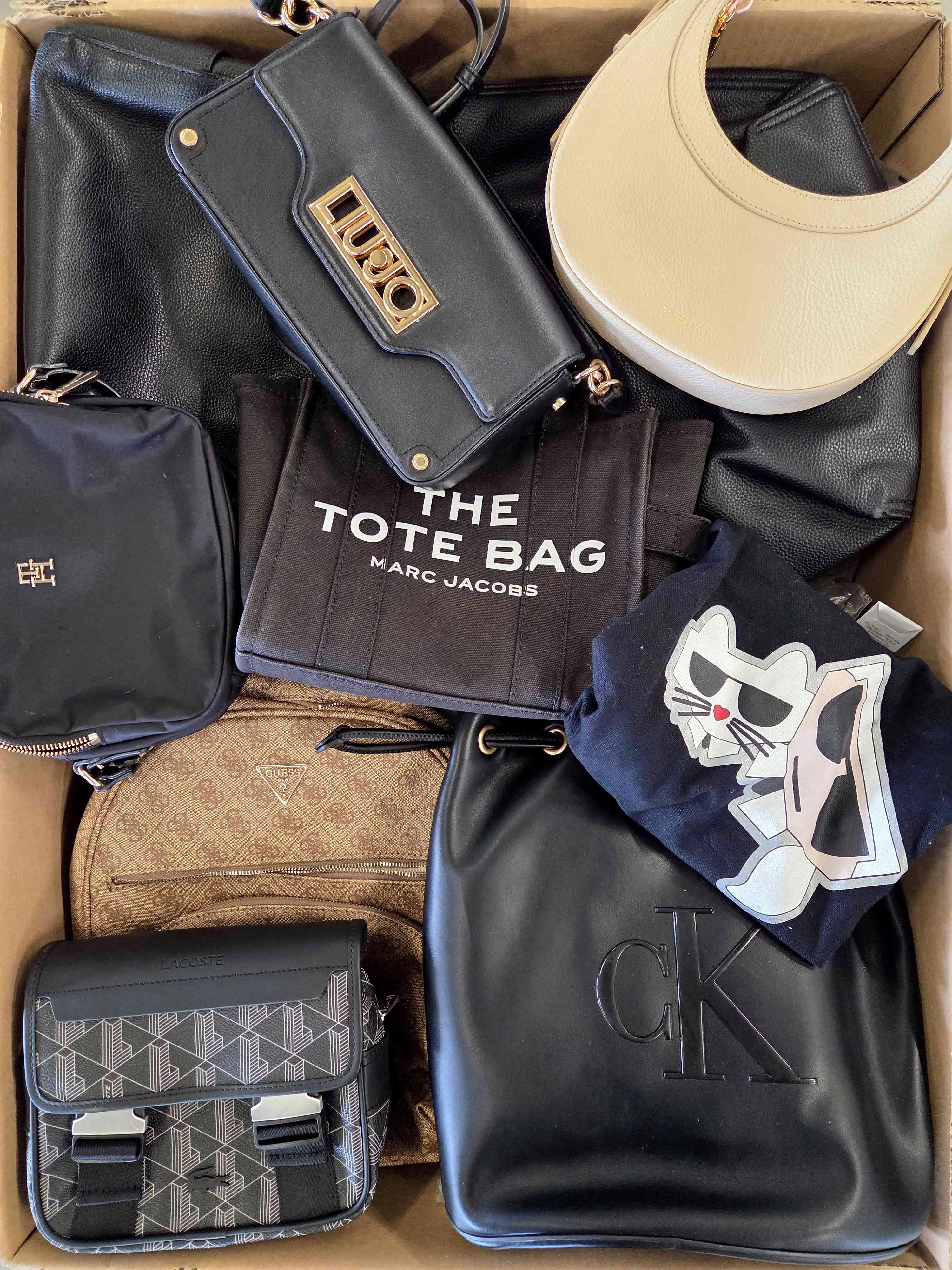 HC1647 3 The picture shows a package with accessories in the category HC.