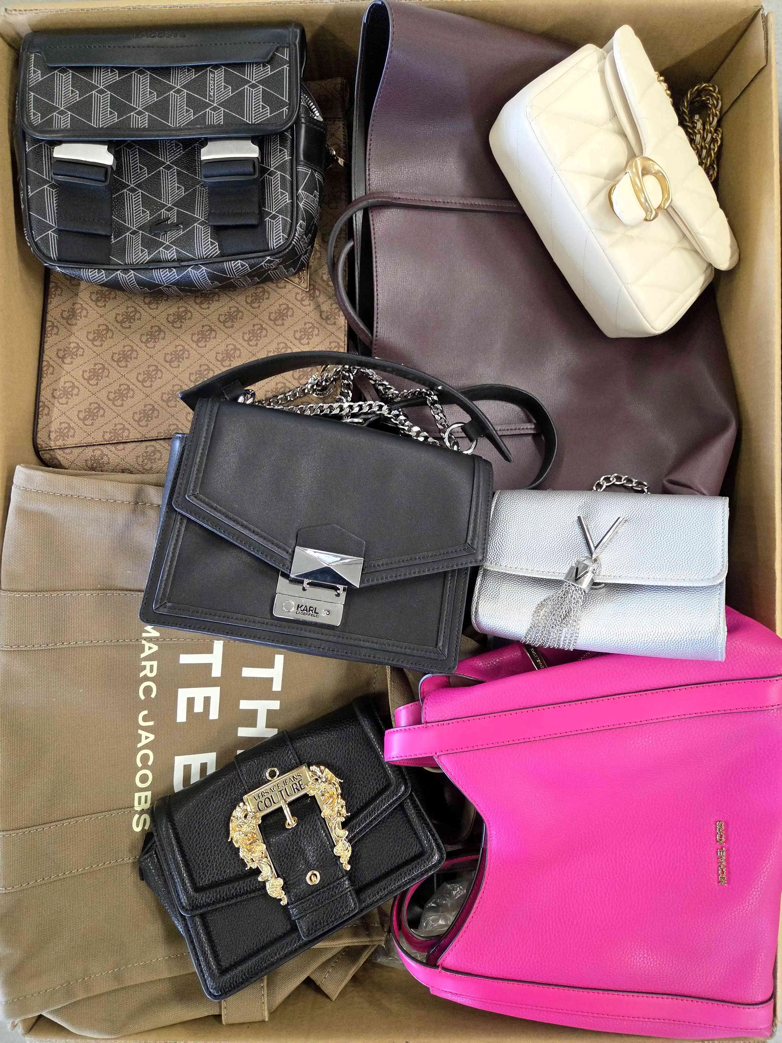 HC1648 3 The picture shows a package with accessories in the category HC.