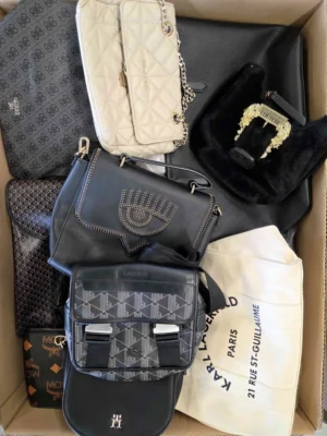 The picture shows a package with accessories in the category HC.