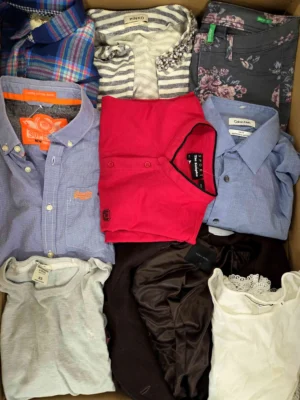 The photo shows a package with clothing in the category U.