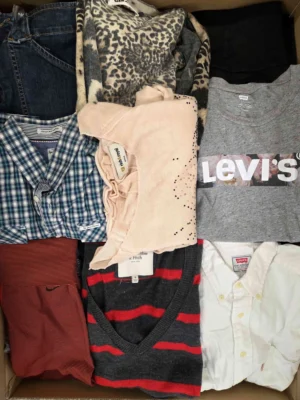 The photo shows a package with clothing in the category U.