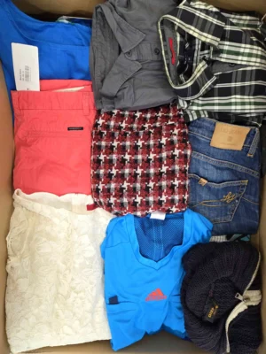 The photo shows a package with clothing in the category U.