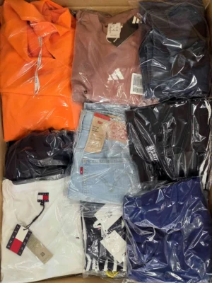 The photo shows a package with clothing in the category B.