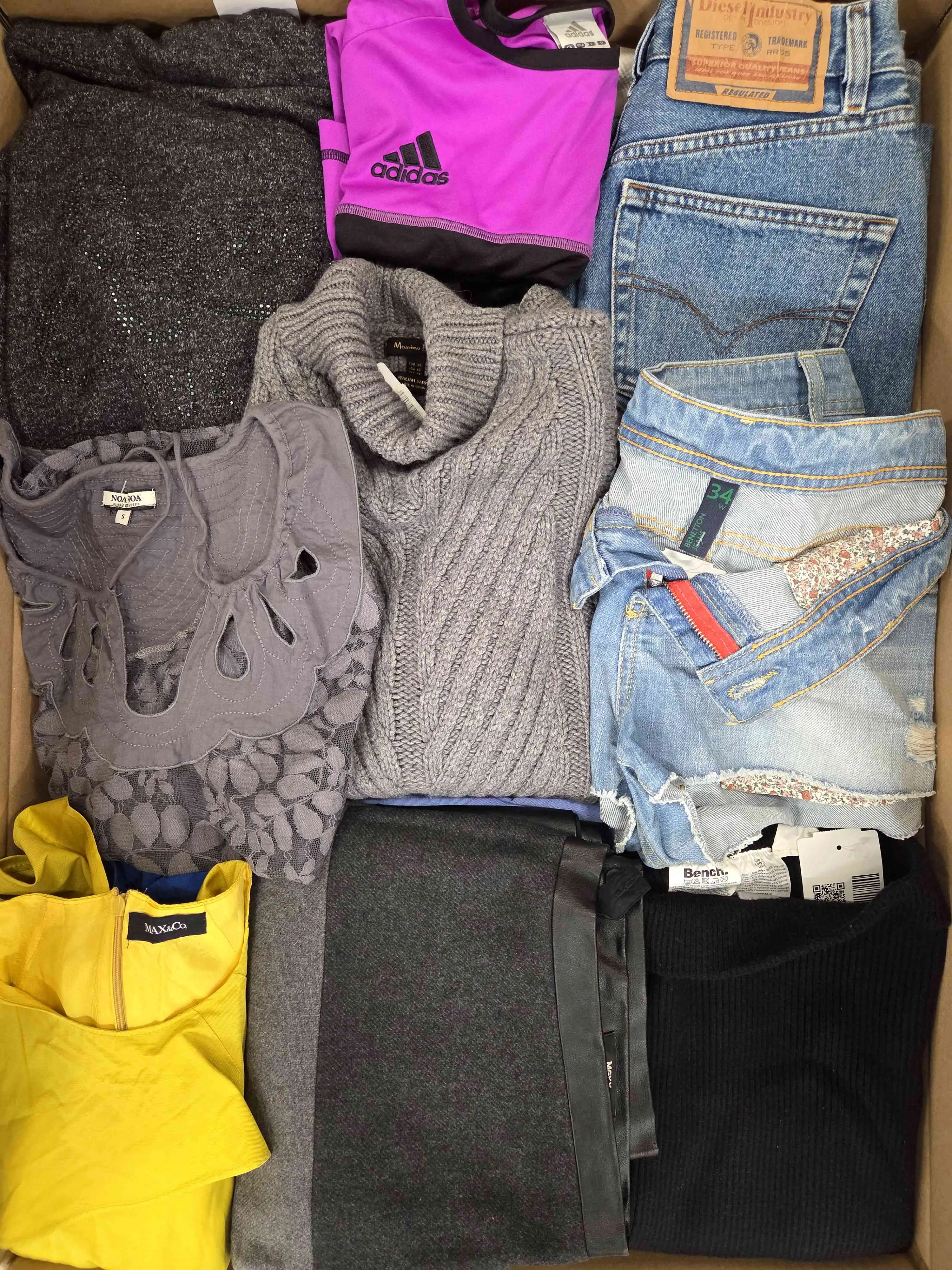 U1669 3 The photo shows a package with clothing in the category U.