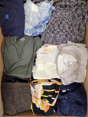 The photo shows a package with clothing in the category U.