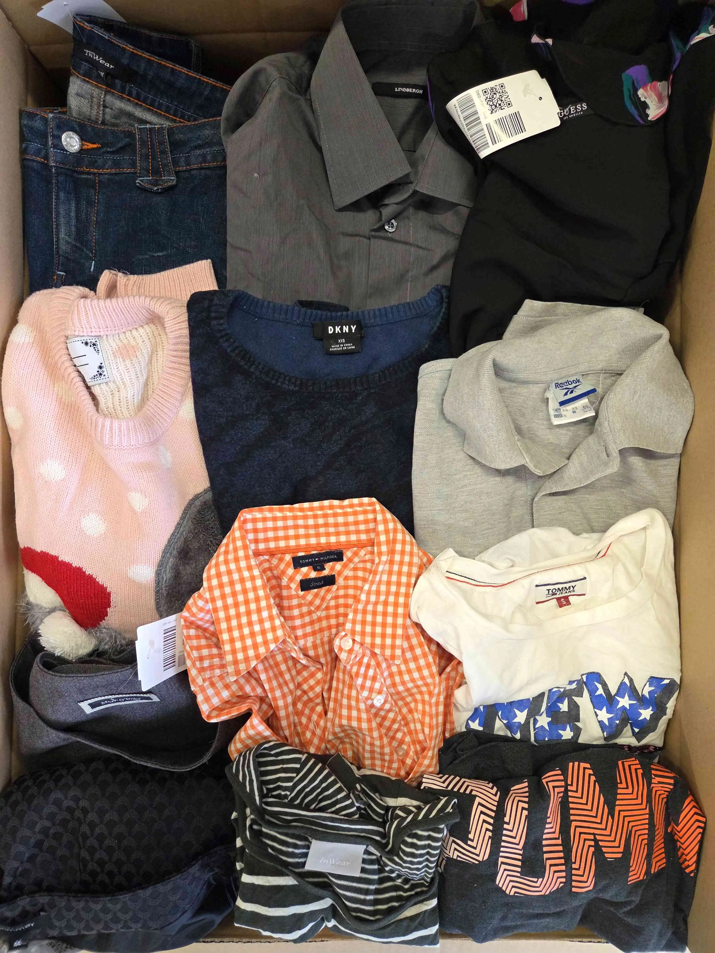 U1690 3 The photo shows a package with clothing in the category U.
