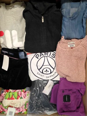 The photo shows a package with clothing in the category U.