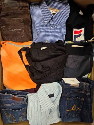 The photo shows a package with clothing in the category U.