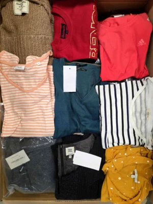 The photo shows a package with clothing in the category U.