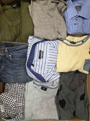 The photo shows a package with clothing in the category U.