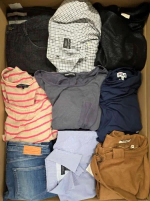 The photo shows a package with clothing in the category U.