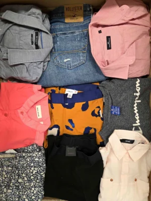 The photo shows a package with clothing in the category U.