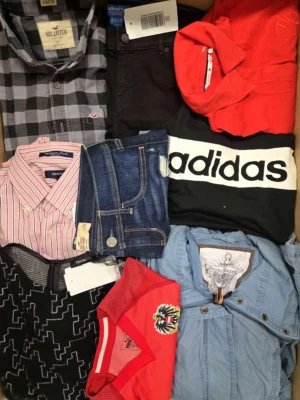 The photo shows a package with clothing in the category U.