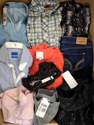 The photo shows a package with clothing in the category U.
