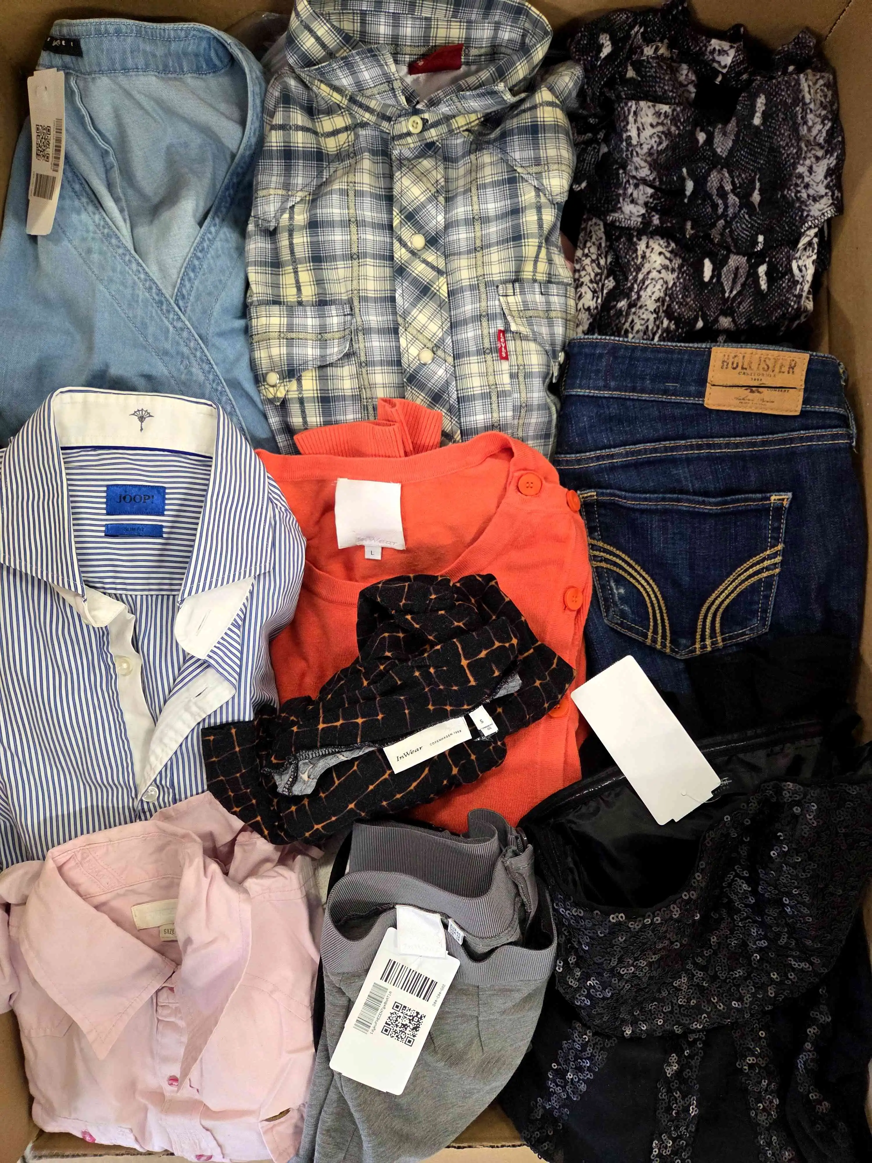 U1811 3 The photo shows a package with clothing in the category U.
