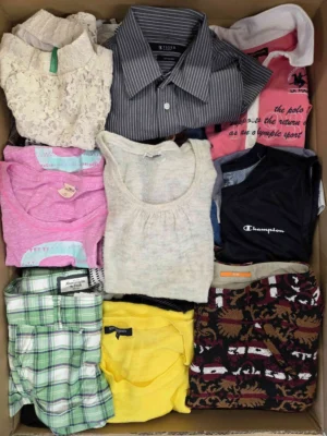 The photo shows a package with clothing in the category U.