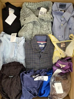 The photo shows a package with clothing in the category U.