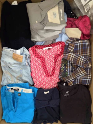 The photo shows a package with clothing in the category U.