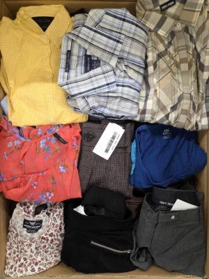 The photo shows a package with clothing in the category U.