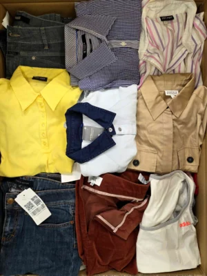 The photo shows a package with clothing in the category U.