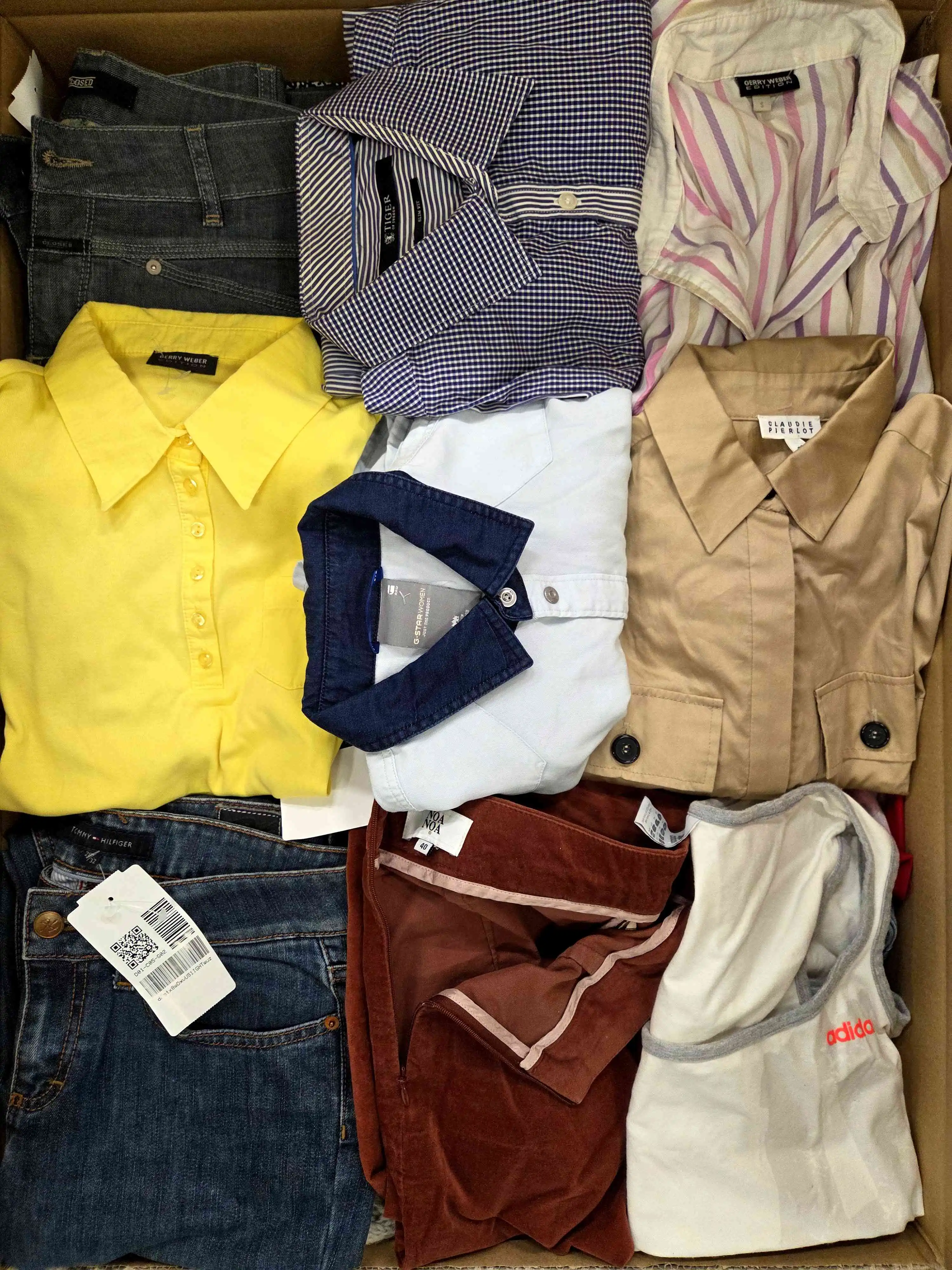 U1849 3 The photo shows a package with clothing in the category U.