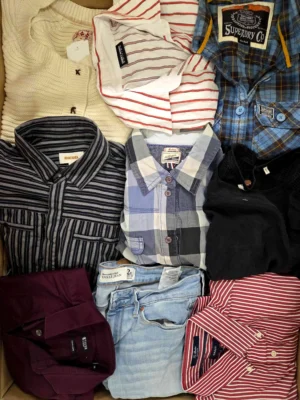The photo shows a package with clothing in the category U.