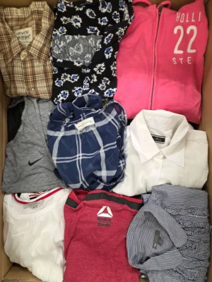 The photo shows a package with clothing in the category U.