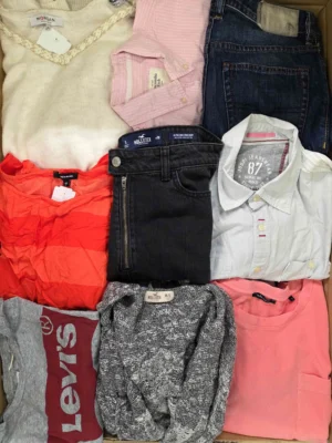 The photo shows a package with clothing in the category U.