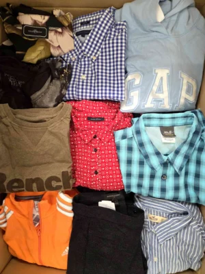 The photo shows a package with clothing in the category U.