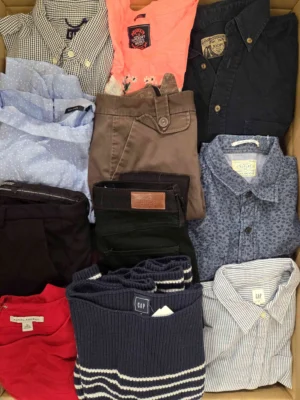 The photo shows a package with clothing in the category U.