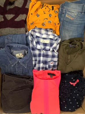 The photo shows a package with clothing in the category U.