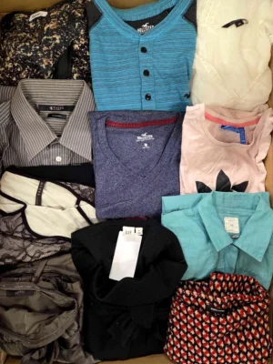 The photo shows a package with clothing in the category U.