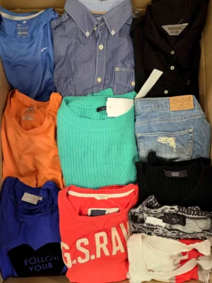 The photo shows a package with clothing in the category U.