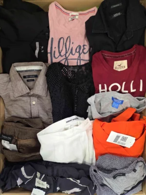 The photo shows a package with clothing in the category U.