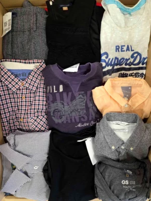 The photo shows a package with clothing in the category U.