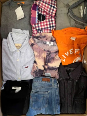 The photo shows a package with clothing in the category U.