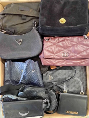 The picture shows a package with accessories in the category HD.