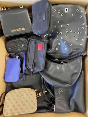 The picture shows a package with accessories in the category HD.